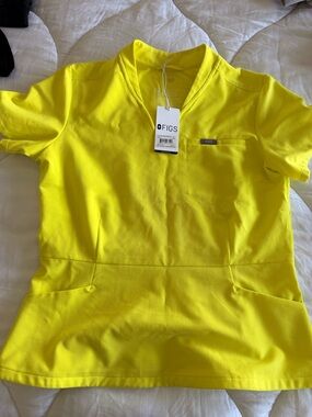 FIGS small serving lime scrub top